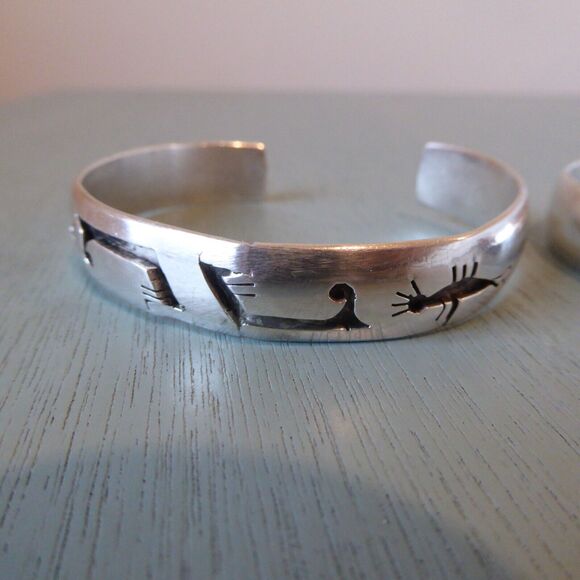 2 VTG Sterling Silver Overlay Style Stamped Cuff Bracelets Total 47.7 Gr Signed - Picture 10 of 16